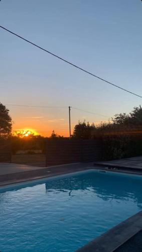 Peldbaseins, loue ancien moulin a vent avec piscine et jacuzzi in Secondigny