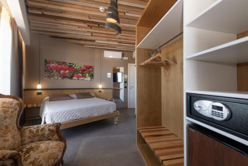 1 queen bed, 2 bunk beds