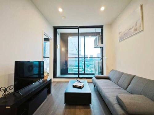 2 beds 2 bath Apt *Free Carpark