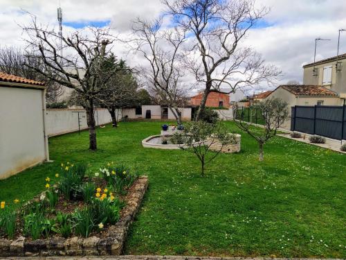 Vistas, Maison plain pied avec jardin, terrasse et veranda in Chateaubernard