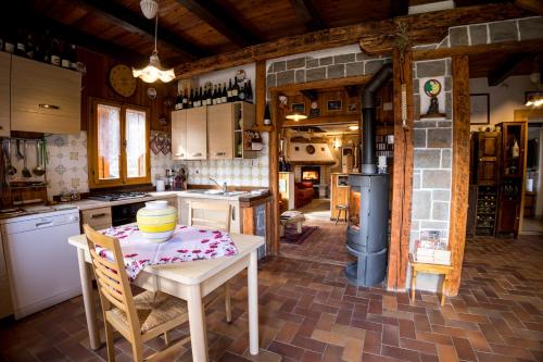 virtuve, Chalet Relax Among The Vines in Forni Di Sotto