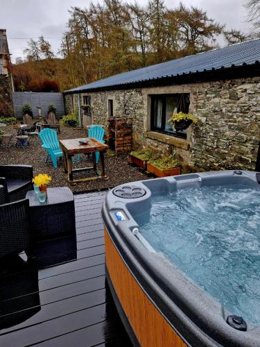 Зручності, Fyne Byre Cottage - Barn Conversion with Hot Tub in Furnace