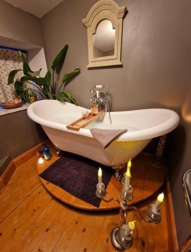 Ванна кімната, Fyne Byre Cottage - Barn Conversion with Hot Tub in Furnace
