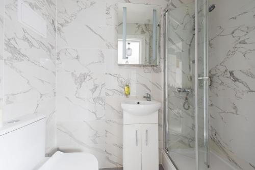 Double Ensuite Sleeps 2 Long Term Welcome With Garden View, London (photo 5)