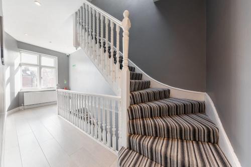 Double Ensuite Sleeps 2 Long Term Welcome With Garden View, London (photo 6)