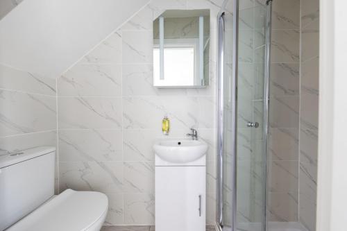 Double Ensuite Sleeps 2 Long Term Welcome With Garden View, London (photo 4)
