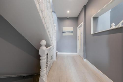 Double Ensuite Sleeps 2 Long Term Welcome With Garden View, London (photo 8)