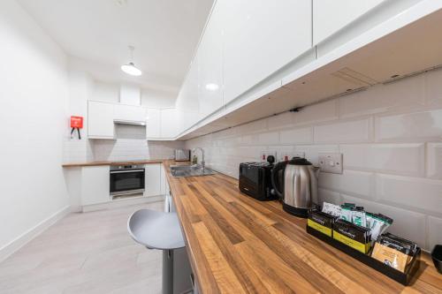 Double Ensuite Sleeps 2 Long Term Welcome With Garden View, London (photo 10)