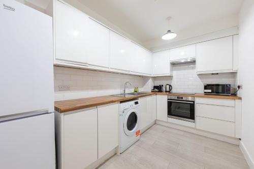 Double Ensuite Sleeps 2 Long Term Welcome With Garden View, London (photo 9)