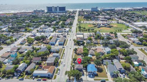 Summer Bliss,Blocks to the Beach-Midtown Galveston in Galveston, USA