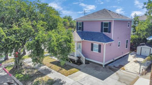 Summer Bliss,Blocks to the Beach-Midtown Galveston in Galveston, USA