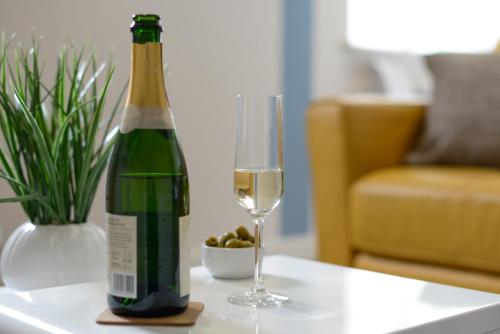 Apartment One - Private Car Park - King Bed - by Ocean City Retreats, Plymouth (fotografie 10)