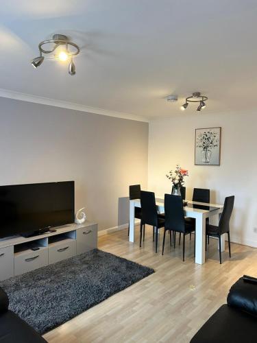 Spacious, modern 3 bedroom luxury flat in centre location