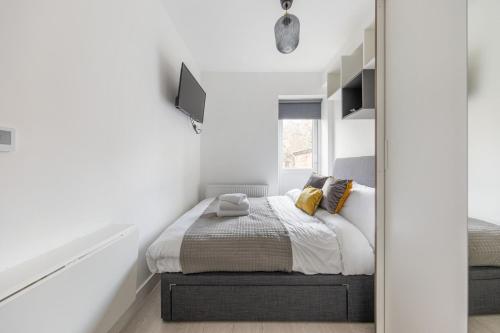 Functional Double With An Ensuite Toilet And Shower Near Tube And Bus Stations, Лондон
