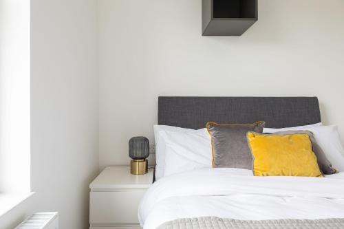 Victorian Building turned Charming Hotel Perfect For Short and Long Term Stay with WiFi, London