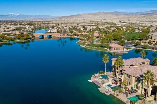 B&B Indio - Terra Lago Villa Lake, Mountain and Desert view, Coachella Getaway - Bed and Breakfast Indio