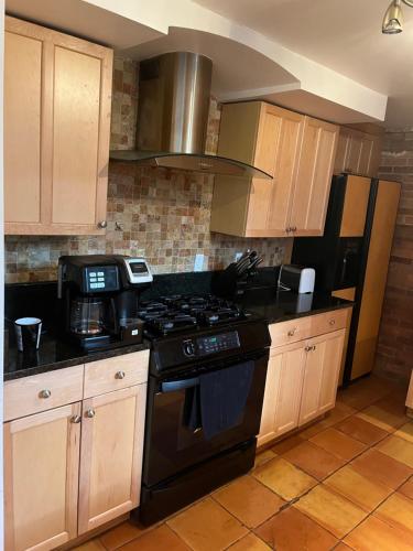 kuhinja, Full loft-style apartment near Omni in New Haven (CT)