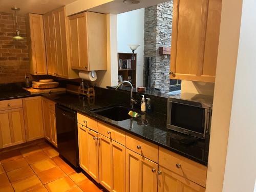 kuhinja, Full loft-style apartment near Omni in New Haven (CT)
