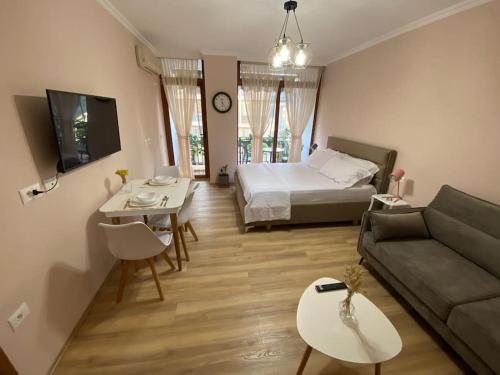 Mimosa’s apartment with lovely balcony, Tirana (Foto 10)