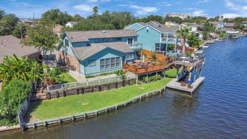 Beauty on the Water! Lake House near the beaches!
