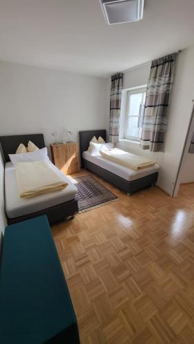 2 twin beds
