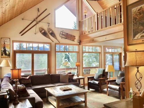 Larchwood Lodge with Lake View, Salt Water Hot Tub and Hiking Trails on 20 acres