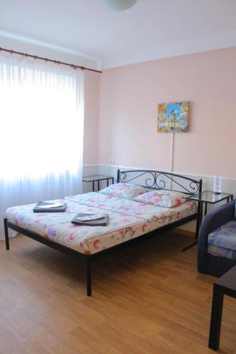 1 queen bed, 1 sofa bed