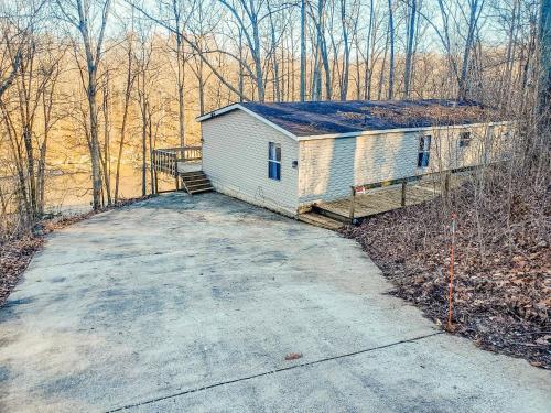 Tucky Cabin - Riverfront Getaway