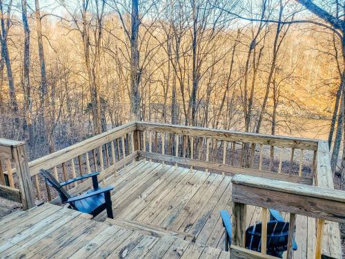 Tucky Cabin - Riverfront Getaway