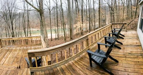 Tucky Cabin - Riverfront Getaway