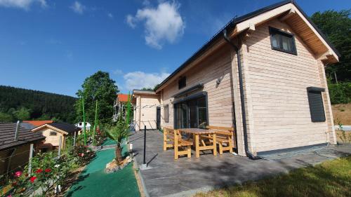 Holzhaus am See mit Panoramablick