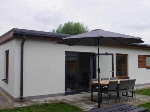  Beautiful bungalow with bath, located in a holiday park near the city of Alkmaar in Hensbroek