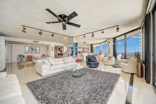 Magnificent Penthouse corner Unit, Panoramic view
