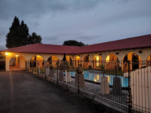 Captains Quarters Motor Inn - Accommodation - Cambridge