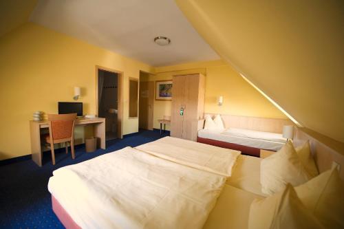 4 twin beds