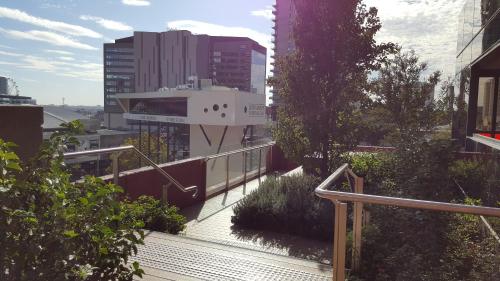 ◈Melbourne CBD 2Br 2Bth Apt Indoor Pool & balcony◈ - Tap to explore photos
