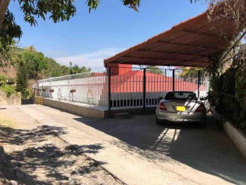 Casa en Teques con alberca, vista y acceso al lago