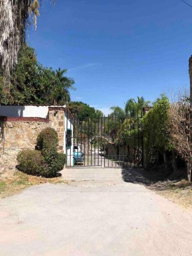 Casa en Teques con alberca, vista y acceso al lago