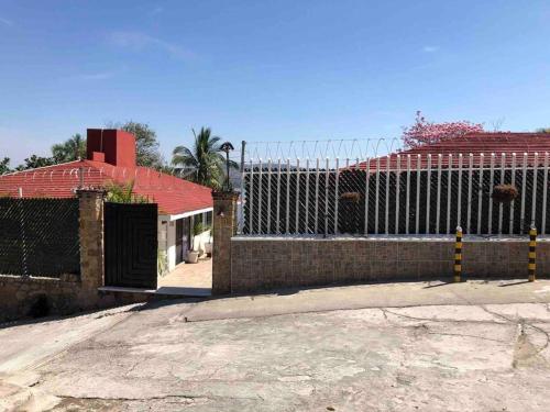 Casa en Teques con alberca, vista y acceso al lago