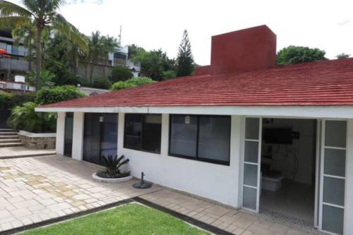 Casa en Teques con alberca, vista y acceso al lago