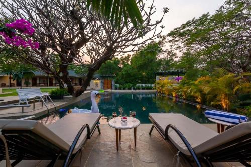 StayVista's Lush Villa - Lake-View Haven with Rustic-Meets-Modern Interiors, Pool, Jacuzzi & Indoor activities