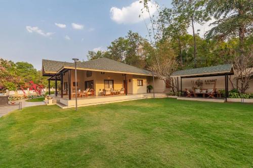 StayVista's Lush Villa - Lake-View Haven with Rustic-Meets-Modern Interiors, Pool, Jacuzzi & Indoor activities