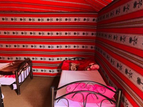 4 twin beds