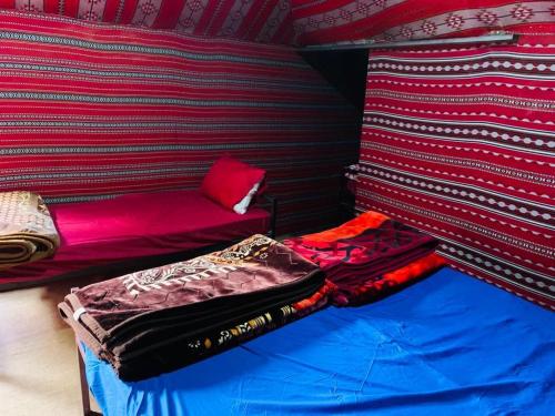 6 twin beds