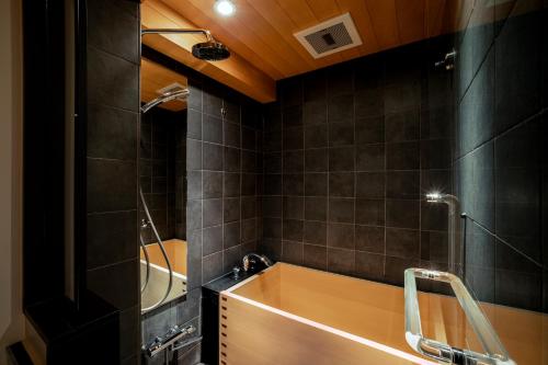 Standard Twin Room image 10