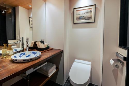 Standard Twin Room image 7