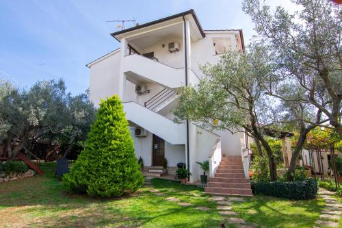  Apartments with a parking space Medulin - 7495 in Medulin