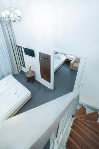 3 bedrooms, 4 beds