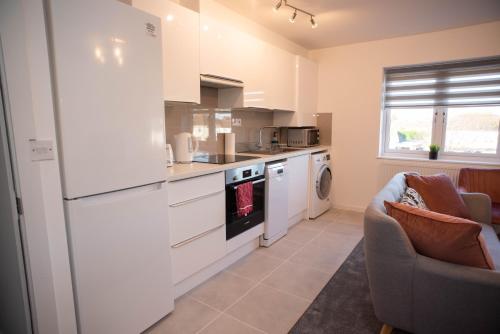 Konyha, Walnut Flats-F4, 2-Bedroom with Ensuite - Parking, Netflix, WIFI - Close to Oxford, Bicester & Blenh in Dél-Kidlington