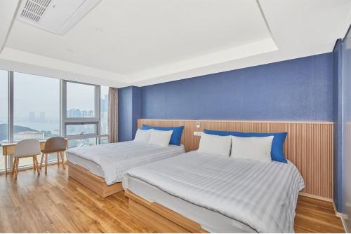 2 double beds